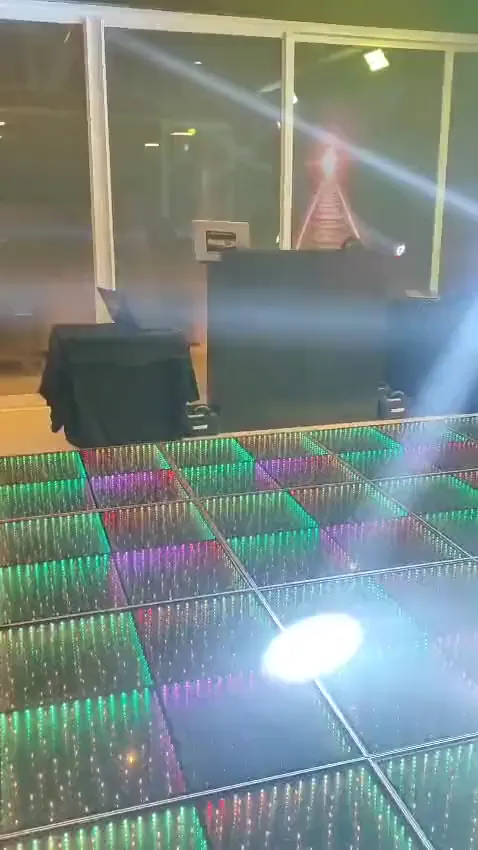 Feixes de luz no salão de festa